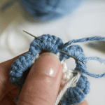 Two colour crochet flower tutorial w/ pattern