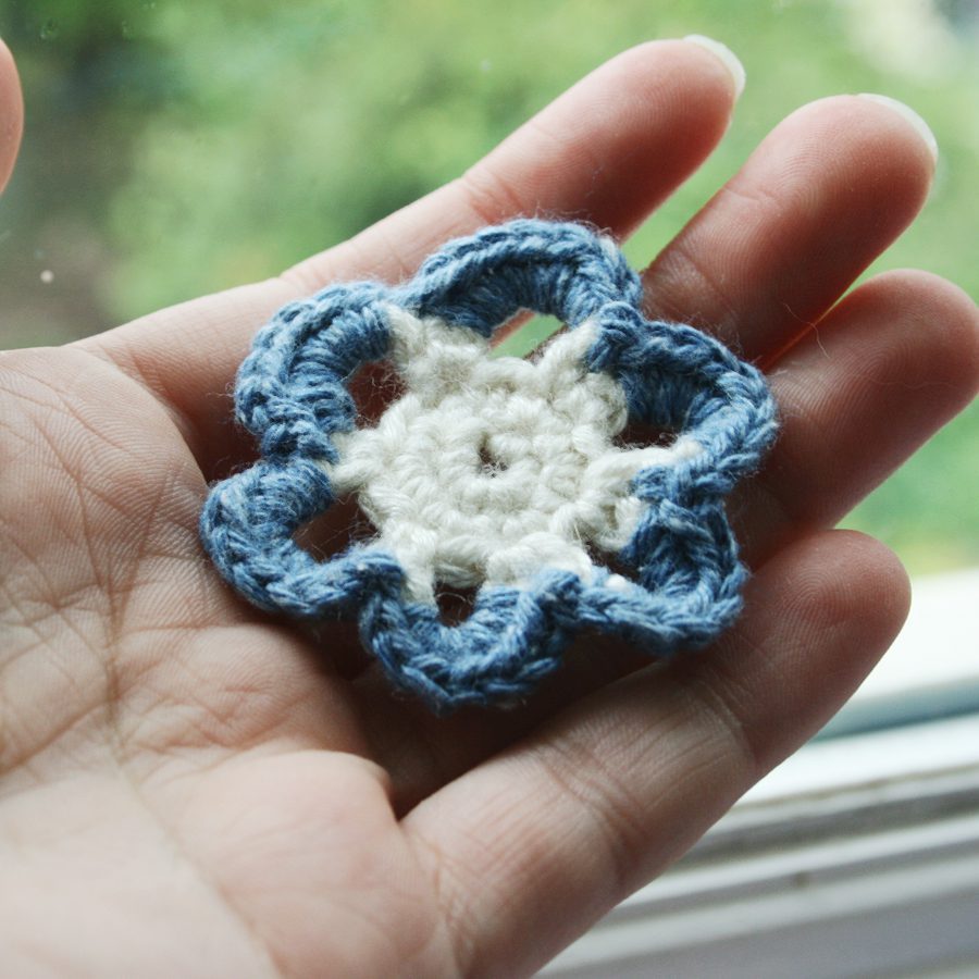 Two-tone crochet flower from yarn scraps (photo tutorial) craftingfingers.co.uk