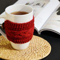 DIY braided cable mug cosy (with free pattern)