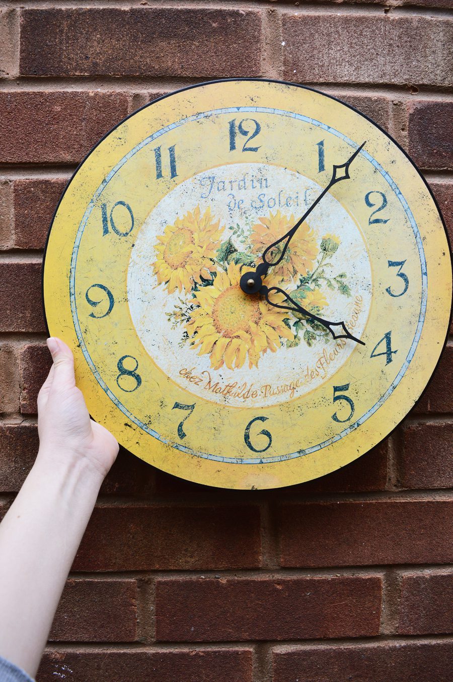 DIY modern wall clock makeover craftingfingers.co.uk #RustOleum #upcycling