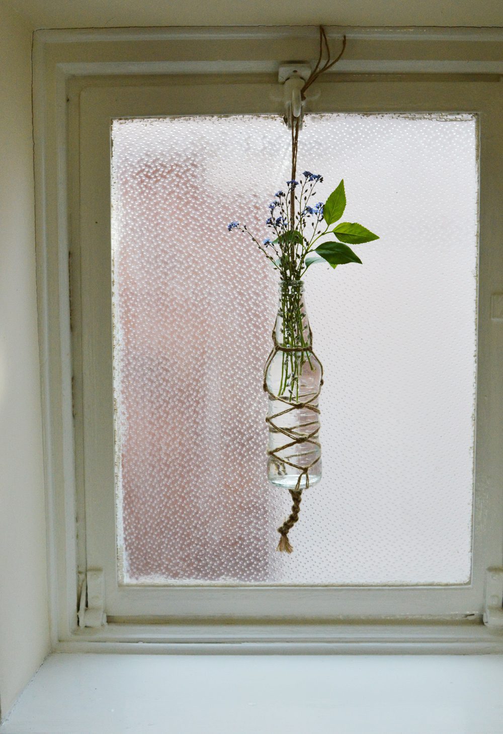 Knotted macrame bottle vases #DIY #macrame