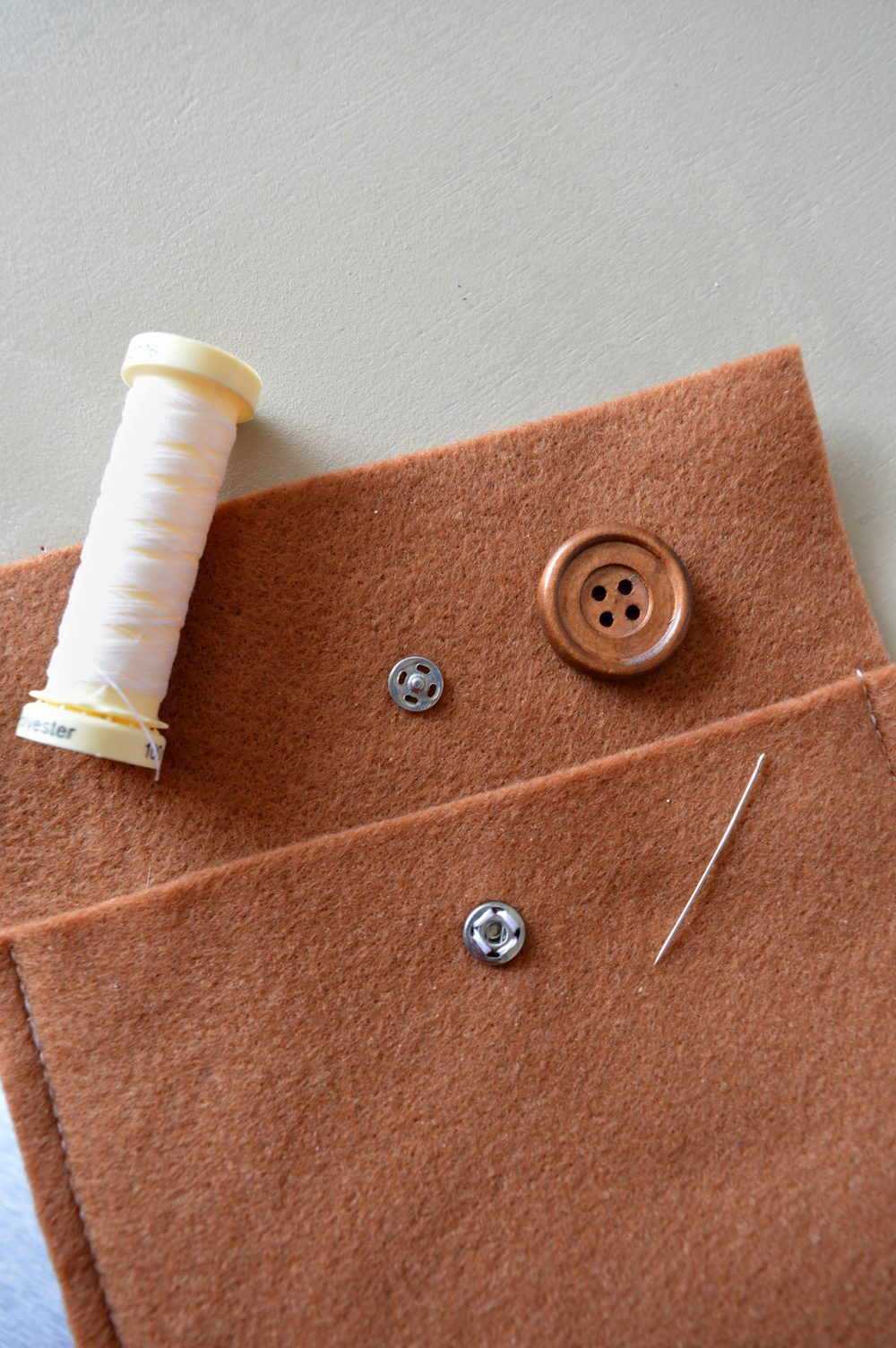 DIY felt notepad cover | sewing, needle felting